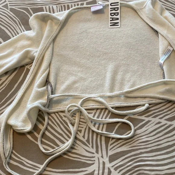 URBAN OUTFITTERS crop wrap top - Picture 5 of 8